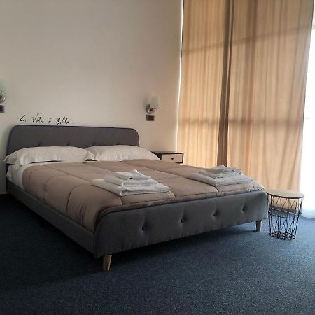 Hotel Domus Cerreto d'Esi Bagian luar foto
