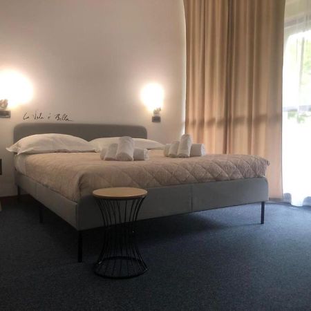 Hotel Domus Cerreto d'Esi Bagian luar foto