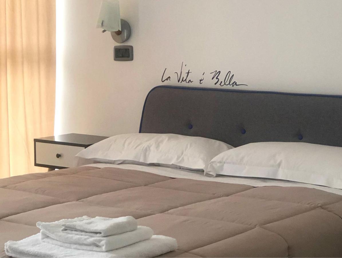 Hotel Domus Cerreto d'Esi Bagian luar foto