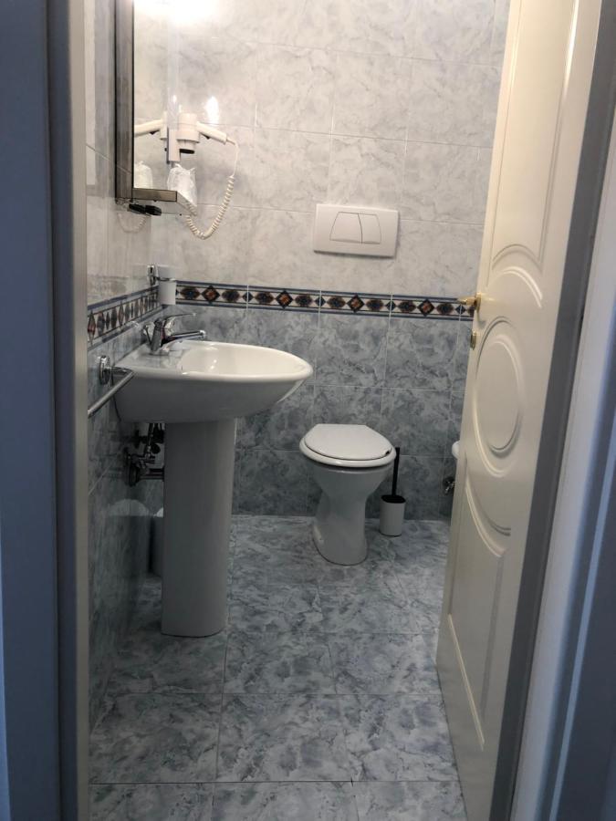 Hotel Domus Cerreto d'Esi Bagian luar foto