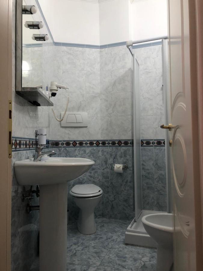 Hotel Domus Cerreto d'Esi Bagian luar foto