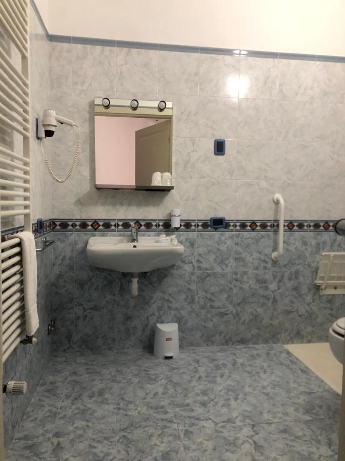 Hotel Domus Cerreto d'Esi Bagian luar foto