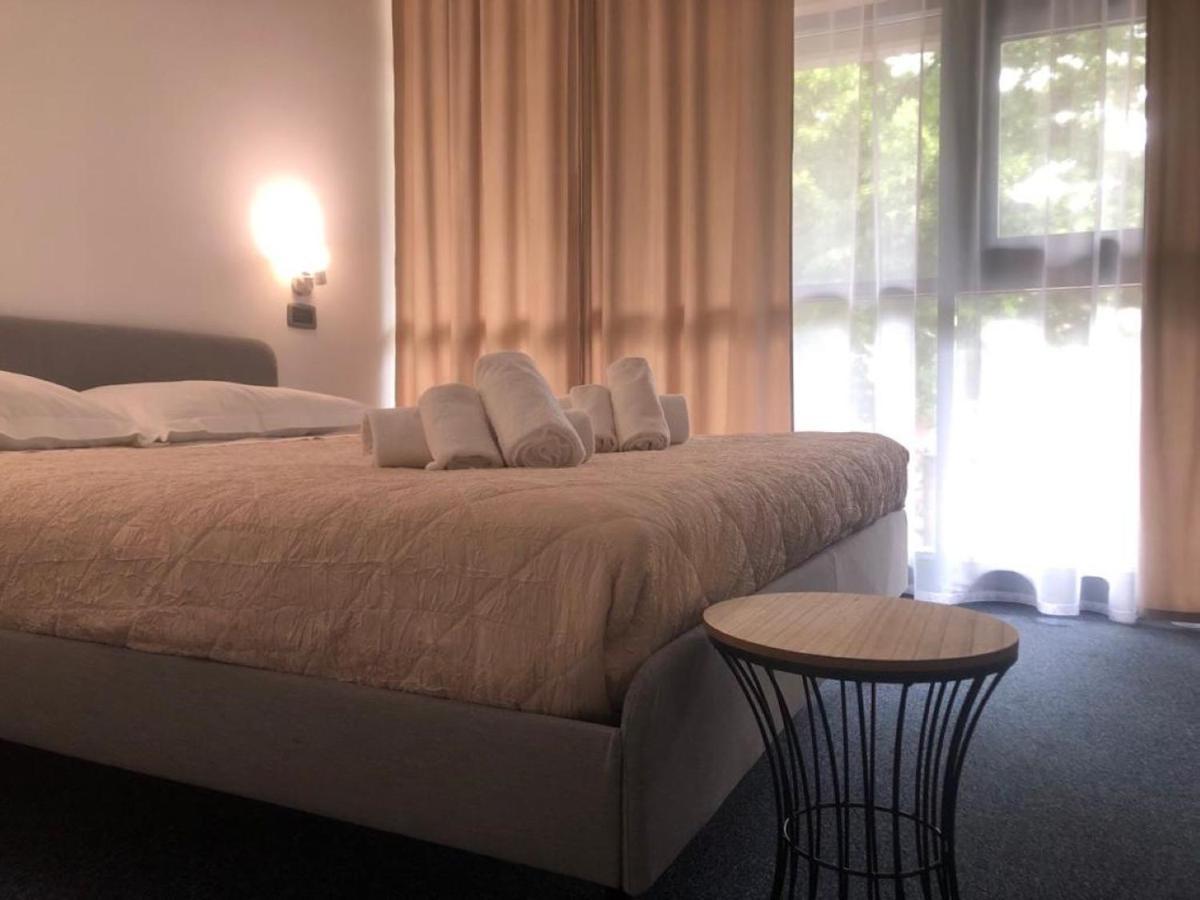 Hotel Domus Cerreto d'Esi Bagian luar foto